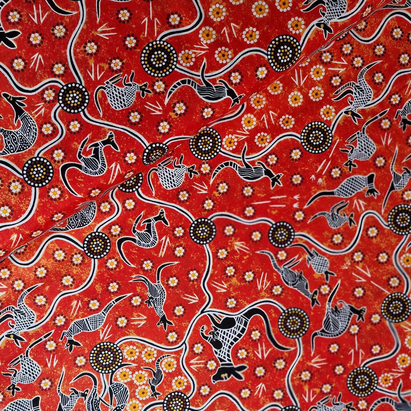Aborigines Stoff aus Australien "Kangaroo Dreaming Red" - Baumwolle Meterware