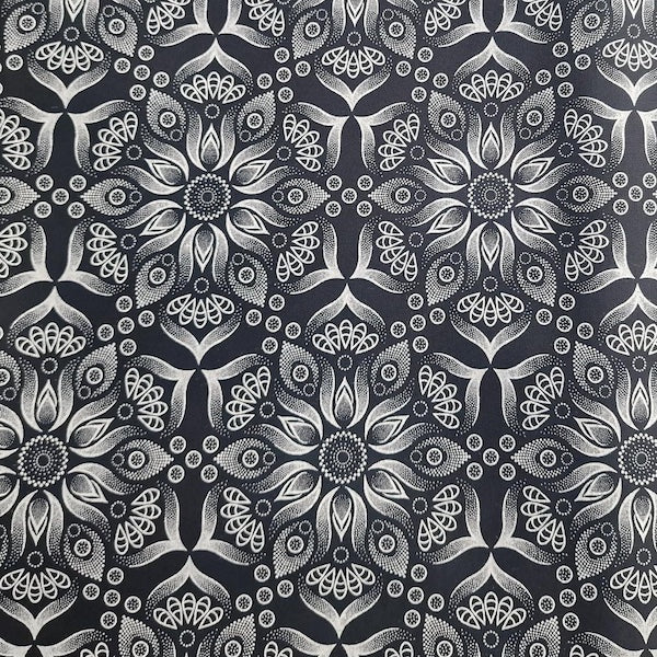 Original Shweshwe Stoff Black Floral Ornament mit weissen Blumenornamenten auf Schwarz