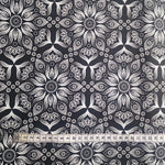 Schwarz-weisser Shweshwe Baumwollstoff mit symmetrischen Blüten und filigranen Ornamenten