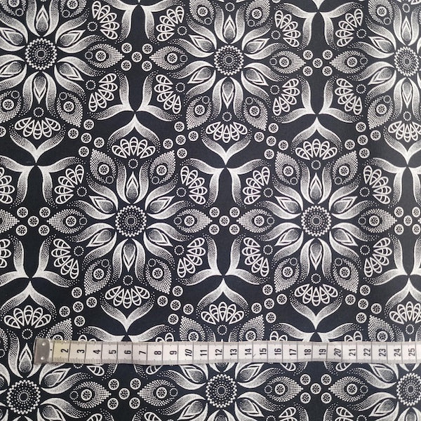 Schwarz-weisser Shweshwe Baumwollstoff mit symmetrischen Blüten und filigranen Ornamenten