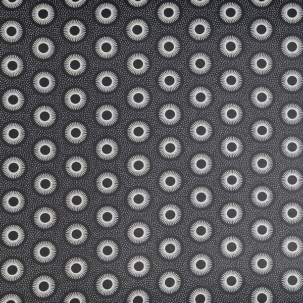 Original Shweshwe Stoff Black Mini Circles mit kleinen weissen Kreisringen auf schwarzem Hintergrund