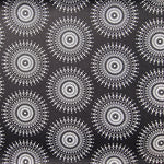 Original Shweshwe Stoff Black Sun mit weissen Sonnenmotiven auf schwarzem Hintergrund