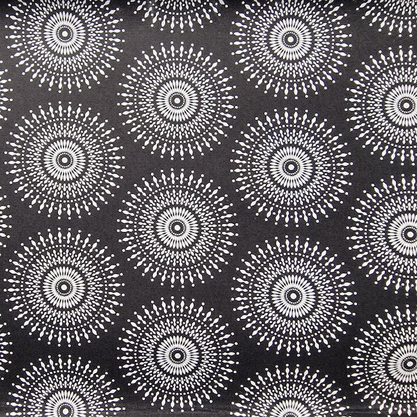 Original Shweshwe Stoff Black Sun mit weissen Sonnenmotiven auf schwarzem Hintergrund