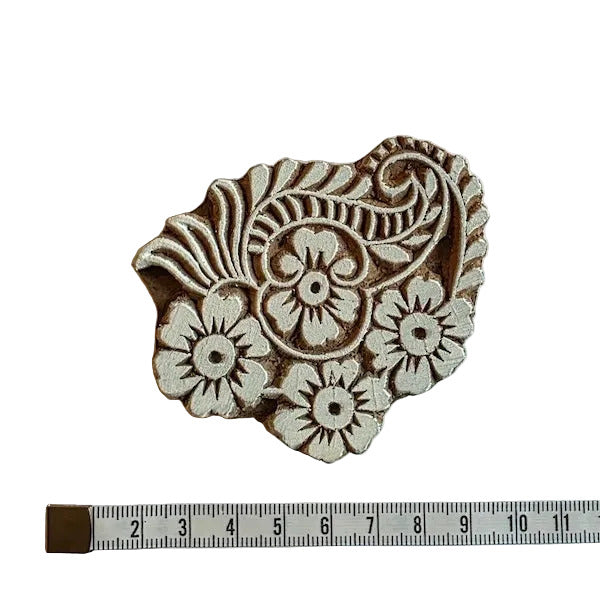 Indischer Holzstempel Blumenstrauss mit vier Blüten, geschwungenen Ranken und Blättern