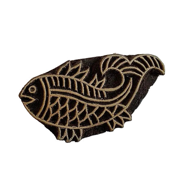 Indischer Holzstempel Fisch Ornament mit Schuppenmuster und geschwungener Schwanzflosse