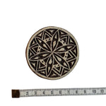 Runder indischer Holzstempel Mandala Sternblüte mit achtstrahligem Blumenmotiv und geometrischen Ornamenten