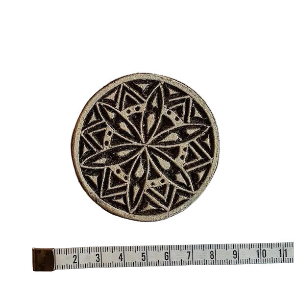 Runder indischer Holzstempel Mandala Sternblüte mit achtstrahligem Blumenmotiv und geometrischen Ornamenten