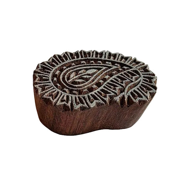 Indischer Holzstempel Paisley Boteh mit tropfenförmigem Blattmotiv und geometrischem Rand