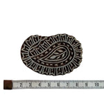 Indischer Holzstempel Paisley Boteh mit tropfenförmigem Blattmotiv und geometrischem Rand