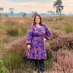 Baumwollsatin Purple Lush Leaves von Nerida Hansen
