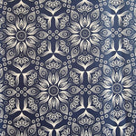 Shweshwe Stoff Blue Floral Ornament in Dunkelblau mit cremeweissem Ornamentmuster