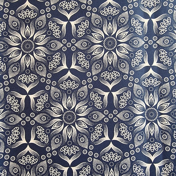 Shweshwe Stoff Blue Floral Ornament in Dunkelblau mit cremeweissem Ornamentmuster