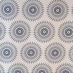 Shweshwe Stoff White Sun mit dunkelblauem Sonnenblumenmuster auf hellem Hintergrund