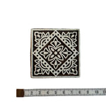 Quadratischer indischer Holzstempel Florale Raute mit Blüte und geometrischen Ornamenten