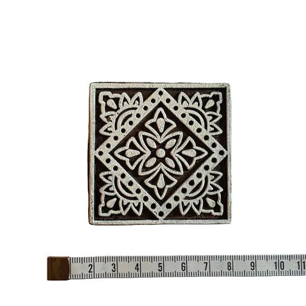 Quadratischer indischer Holzstempel Florale Raute mit Blüte und geometrischen Ornamenten