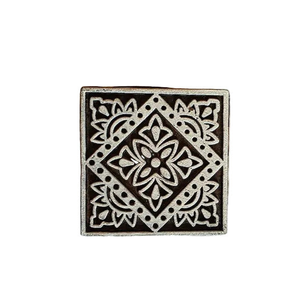Quadratischer indischer Holzstempel Florale Raute mit Blüte und geometrischen Ornamenten