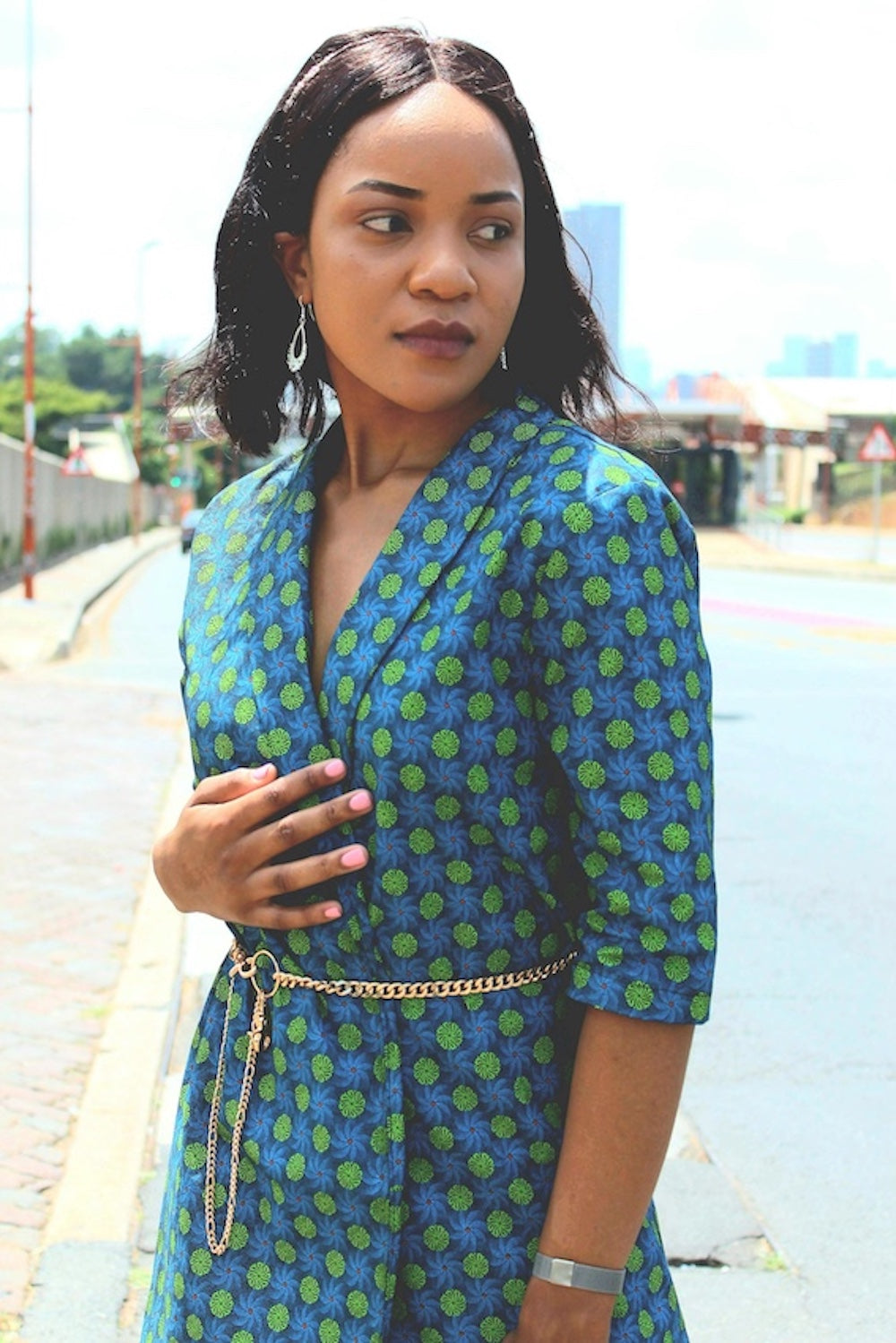 Frau in Shweshwe Kleid
