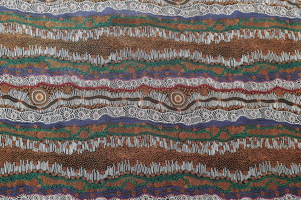 GATHERING-BY-THE-CREEK-Aborigines-Stoff-aus-Australien