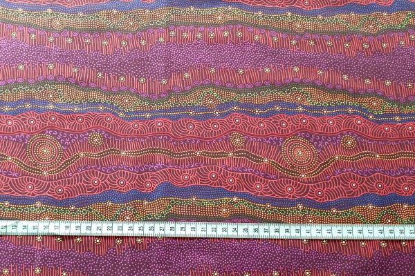 -RED-GATHERING-BY-THE-CREEK-Aborigines-Stoff-aus-Australien-